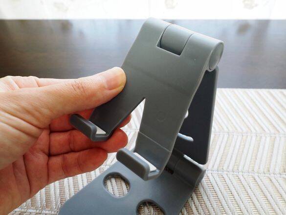 無印vsダイソー「スマホスタンド」を使い比べた結果。値段は“8倍”だけど、使い心地は