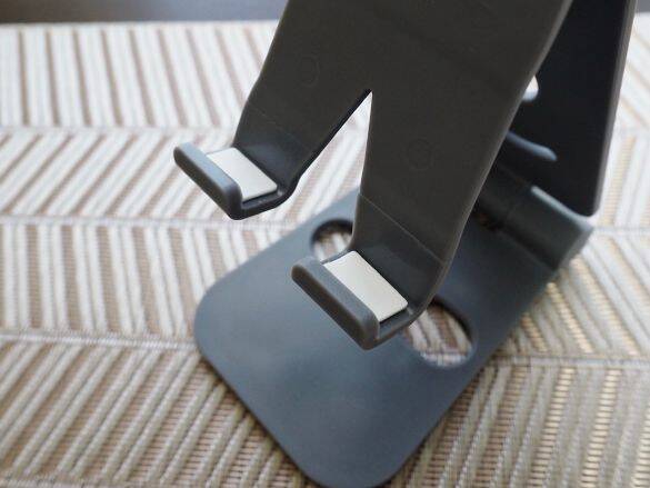 無印vsダイソー「スマホスタンド」を使い比べた結果。値段は“8倍”だけど、使い心地は