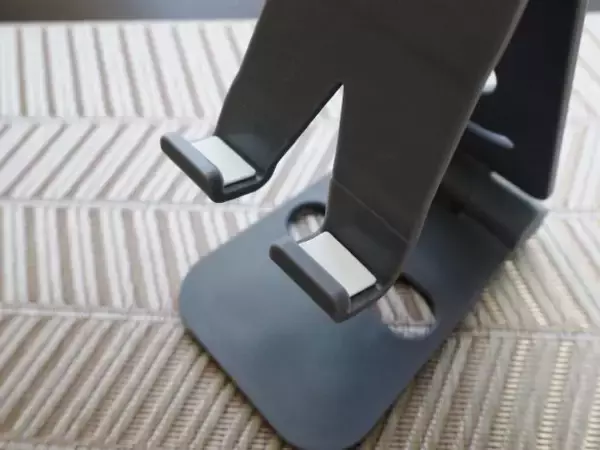 「無印vsダイソー「スマホスタンド」を使い比べた結果。値段は“8倍”だけど、使い心地は」の画像