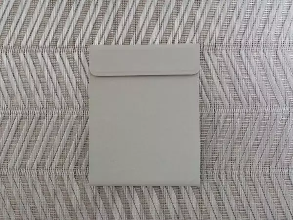 「無印vsダイソー「スマホスタンド」を使い比べた結果。値段は“8倍”だけど、使い心地は」の画像