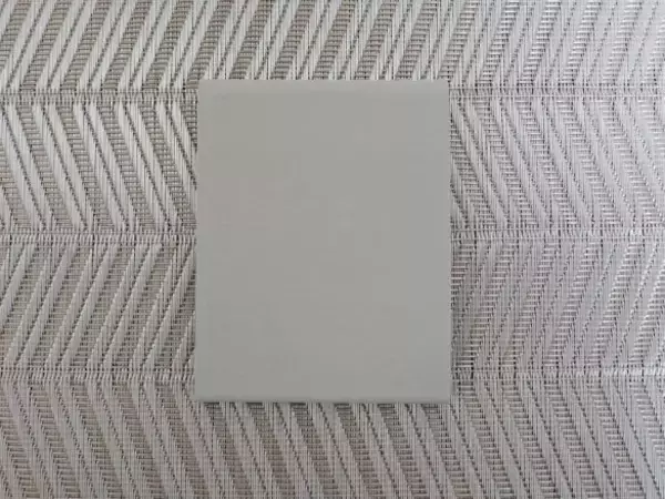 「無印vsダイソー「スマホスタンド」を使い比べた結果。値段は“8倍”だけど、使い心地は」の画像