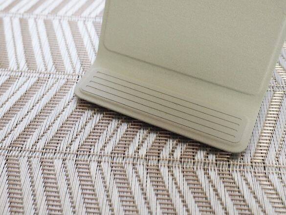 無印vsダイソー「スマホスタンド」を使い比べた結果。値段は“8倍”だけど、使い心地は