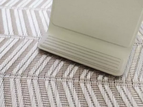 「無印vsダイソー「スマホスタンド」を使い比べた結果。値段は“8倍”だけど、使い心地は」の画像