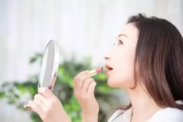 年上女性とデートした36歳男性が「気持ち悪くて萎えた」口元の“お作法”とは。ご縁を遠ざける“ダメ仕草”に要注意／2025 人気記事top5