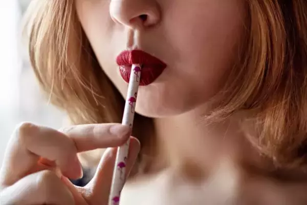 「年上女性とデートした36歳男性が「気持ち悪くて萎えた」口元の“お作法”とは。ご縁を遠ざける“ダメ仕草”に要注意／2025 人気記事top5」の画像