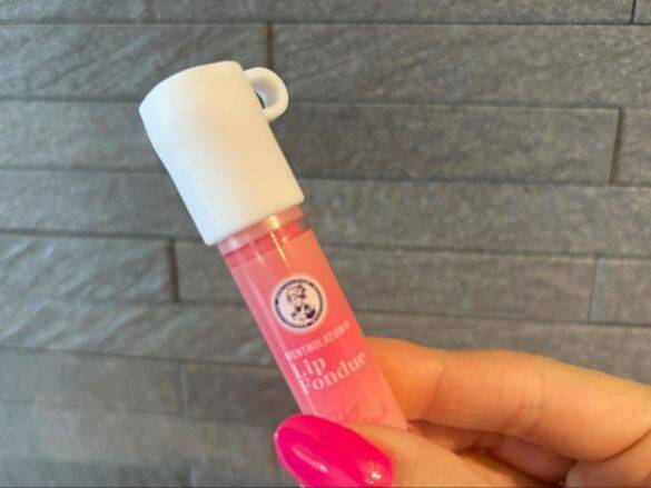 「リップどこ行った？問題」セリアの“アイテム”で一発解決！110円でバッグを漁る日々から卒業できちゃった