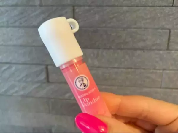 「「リップどこ行った？問題」セリアの“アイテム”で一発解決！110円でバッグを漁る日々から卒業できちゃった」の画像