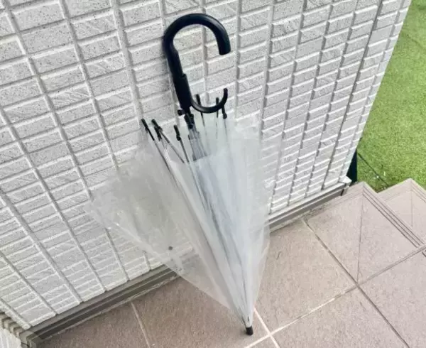 100均セリアの「傘ハンドルホルダー」が超便利！腕に引っ掛ければ雨の日でも両手が自由に