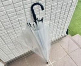 100均セリアの「傘ハンドルホルダー」が超便利！腕に引っ掛ければ雨の日でも両手が自由に