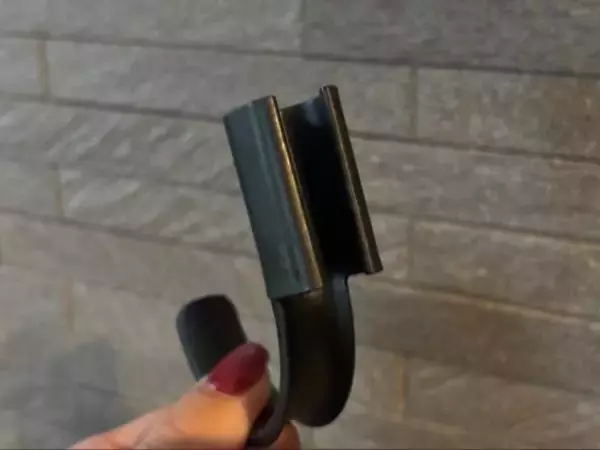 「100均セリアの「傘ハンドルホルダー」が超便利！腕に引っ掛ければ雨の日でも両手が自由に」の画像