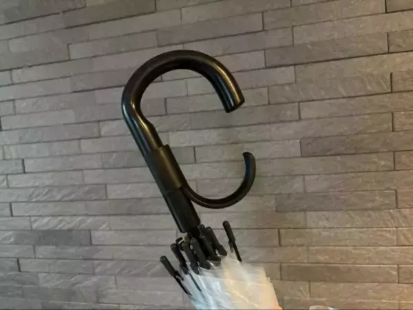 「100均セリアの「傘ハンドルホルダー」が超便利！腕に引っ掛ければ雨の日でも両手が自由に」の画像