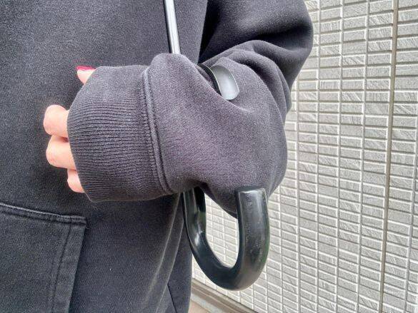 100均セリアの「傘ハンドルホルダー」が超便利！腕に引っ掛ければ雨の日でも両手が自由に