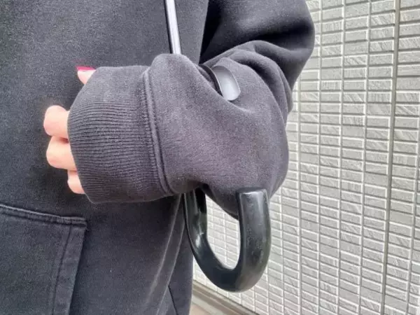 「100均セリアの「傘ハンドルホルダー」が超便利！腕に引っ掛ければ雨の日でも両手が自由に」の画像