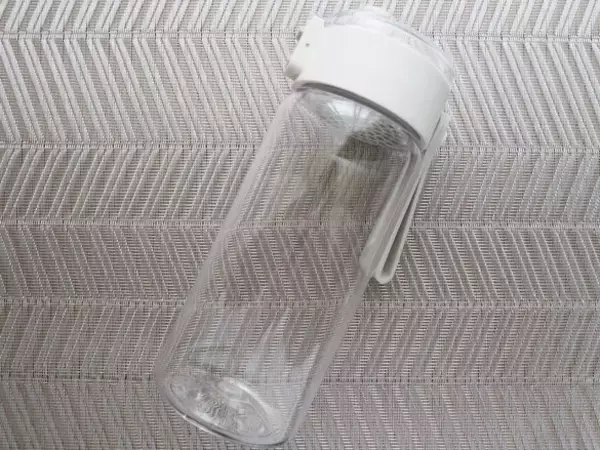 「無印良品「990円クリアボトル」が“買い”だった！容器内ででいつのまにか水出し茶やコーヒーができるスグレモノ｜無印良品週間に買いたいもの」の画像
