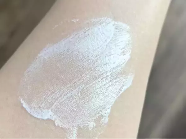「ポツポツ毛穴は、重ね塗りで逆に目立つ！NGメイク4つと、49歳の毛穴がカバーできた正解テク」の画像