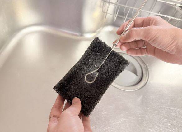 水筒洗いスポンジの“最適解”、やっと見つけた！ セリア「110円トング」で水筒の底までラクラク洗える