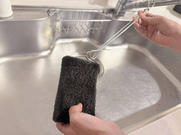 水筒洗いスポンジの“最適解”、やっと見つけた！ セリア「110円トング」で水筒の底までラクラク洗える