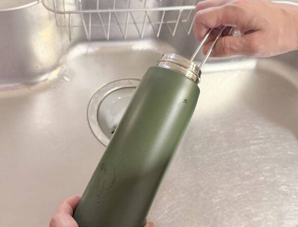 水筒洗いスポンジの“最適解”、やっと見つけた！ セリア「110円トング」で水筒の底までラクラク洗える