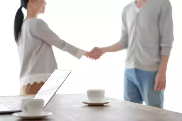 「ささいな夫婦ゲンカから家庭内別居へ。数日後、夫が隠れて“ソファでしていた行為”が悶絶級のかわいさだった」の画像