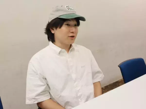 「「幼稚園で早朝から勉強、小学校では週7で習い事」“天才児”と呼ばれた31歳芸人が、親に思っていたこと。中学で一気に「脱エリート」」の画像