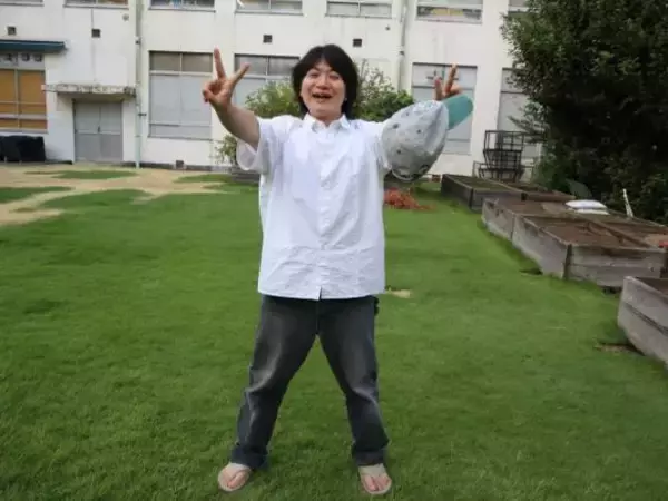 「「幼稚園で早朝から勉強、小学校では週7で習い事」“天才児”と呼ばれた31歳芸人が、親に思っていたこと。中学で一気に「脱エリート」」の画像