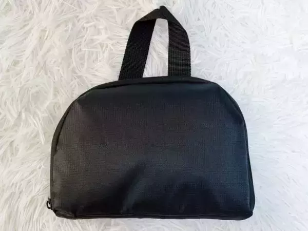 「外出先で荷物が増えて両手がふさがる問題→ダイソー「折りたたみリュック」で解決！容量もばっちり」の画像