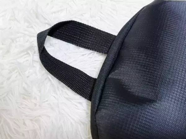「外出先で荷物が増えて両手がふさがる問題→ダイソー「折りたたみリュック」で解決！容量もばっちり」の画像