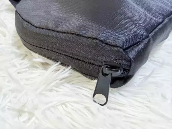 「外出先で荷物が増えて両手がふさがる問題→ダイソー「折りたたみリュック」で解決！容量もばっちり」の画像