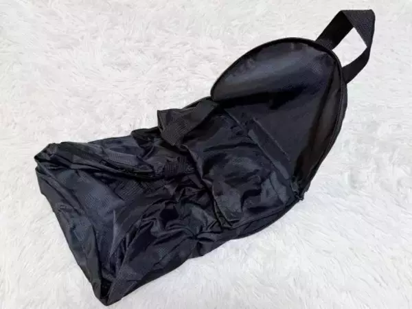 「外出先で荷物が増えて両手がふさがる問題→ダイソー「折りたたみリュック」で解決！容量もばっちり」の画像