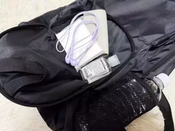 「外出先で荷物が増えて両手がふさがる問題→ダイソー「折りたたみリュック」で解決！容量もばっちり」の画像