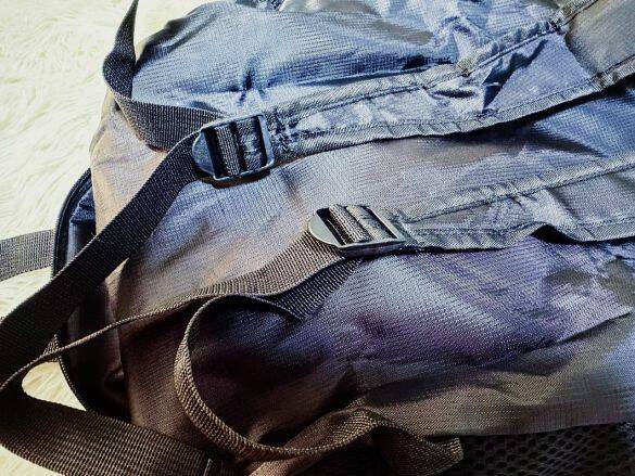外出先で荷物が増えて両手がふさがる問題→ダイソー「折りたたみリュック」で解決！容量もばっちり