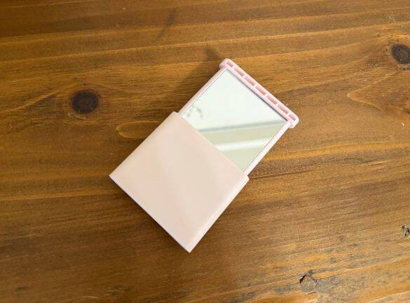 「ただの鏡じゃないの？」110円でスマホも立てられる“一石二鳥ミラー”が、ダイソーの隠れ名品だった