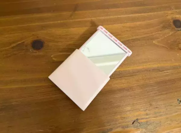 「「ただの鏡じゃないの？」110円でスマホも立てられる“一石二鳥ミラー”が、ダイソーの隠れ名品だった」の画像