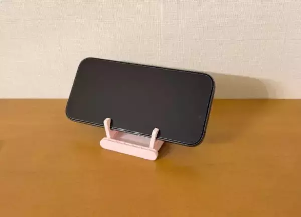 「「ただの鏡じゃないの？」110円でスマホも立てられる“一石二鳥ミラー”が、ダイソーの隠れ名品だった」の画像