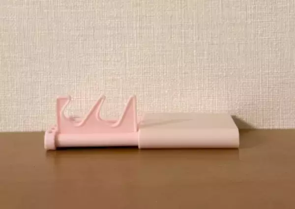 「「ただの鏡じゃないの？」110円でスマホも立てられる“一石二鳥ミラー”が、ダイソーの隠れ名品だった」の画像