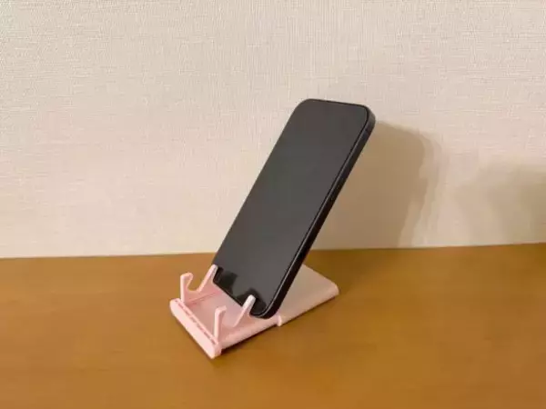 「「ただの鏡じゃないの？」110円でスマホも立てられる“一石二鳥ミラー”が、ダイソーの隠れ名品だった」の画像