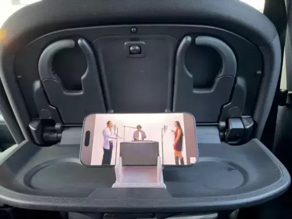 「「ただの鏡じゃないの？」110円でスマホも立てられる“一石二鳥ミラー”が、ダイソーの隠れ名品だった」の画像