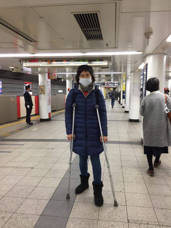 乗っている電車が急ブレーキ→下敷きになって膝の骨が陥没…後遺症が残る大ケガに。本人が問う「事故の責任は誰に？」＜漫画＞