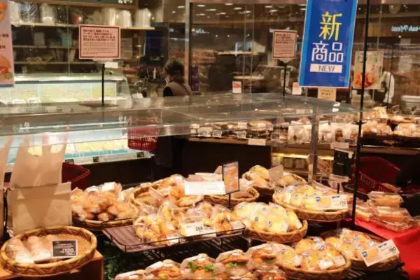 「「トレンドに合わせて進化」年間200万個売れる食パンの裏側。大手スーパー内のパン屋は“専門店顔負け”だった」の画像
