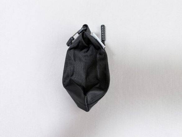 バッグに“付けるだけ”で収納が爆誕！ セリアの110円「外付けミニポーチ」が大豊作。メッシュから超スリムまで、注目の4選