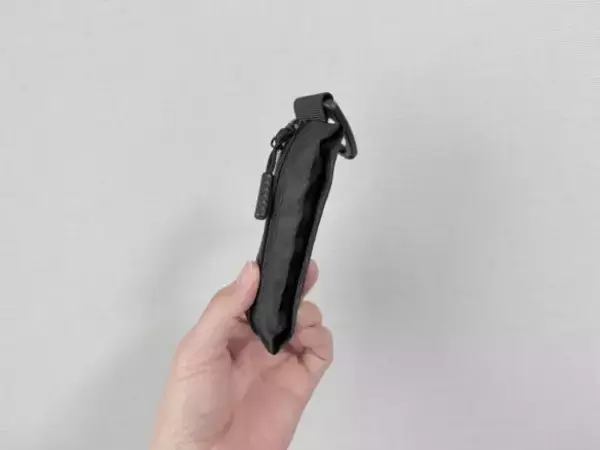 「バッグに“付けるだけ”で収納が爆誕！ セリアの110円「外付けミニポーチ」が大豊作。メッシュから超スリムまで、注目の4選」の画像