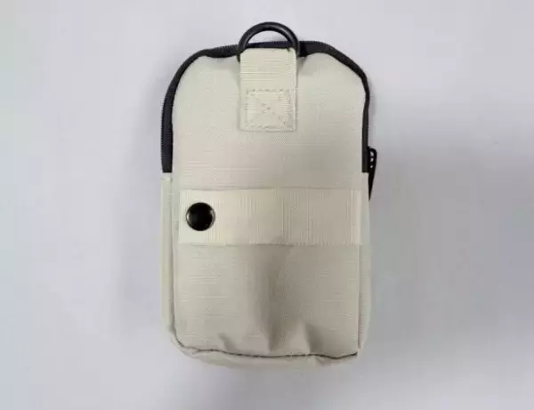 「バッグに“付けるだけ”で収納が爆誕！ セリアの110円「外付けミニポーチ」が大豊作。メッシュから超スリムまで、注目の4選」の画像