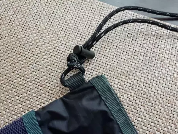 「“ちょっとそこまで”バッグの正解を発見！ファミマのサコッシュはポケット多数で必要な物が即取り出せる」の画像