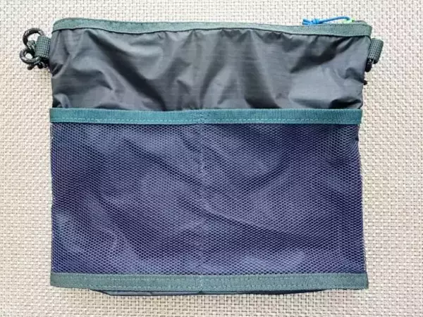 「“ちょっとそこまで”バッグの正解を発見！ファミマのサコッシュはポケット多数で必要な物が即取り出せる」の画像