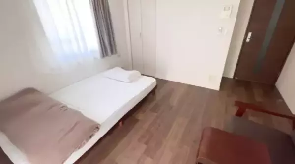 「家賃＋月6万円で暮らす31歳派遣OLの、超絶シンプルなお部屋と“買わない生き方”。貯金額にも衝撃！」の画像