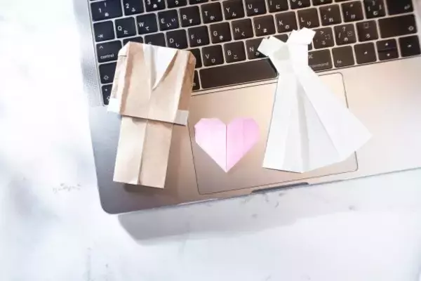 「初デート中にスマホをチラチラ見る彼、何をしているのか聞いてドン引き／恋愛人気記事BEST」の画像