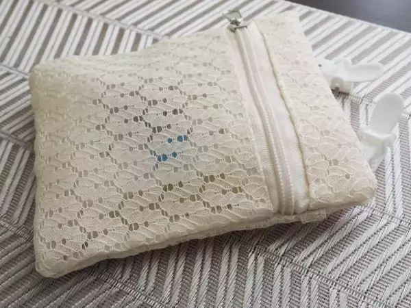「バッグの中でカギやリップが迷子になる人へ！ダイソーの「後付けポケット」が天才すぎる」の画像