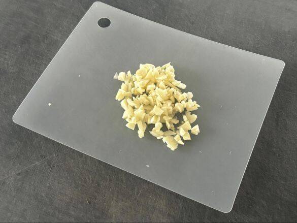 1枚あたり約27円！ダイソー「使い分けまな板シート」が優秀すぎる。調理中のプチストレスを解決