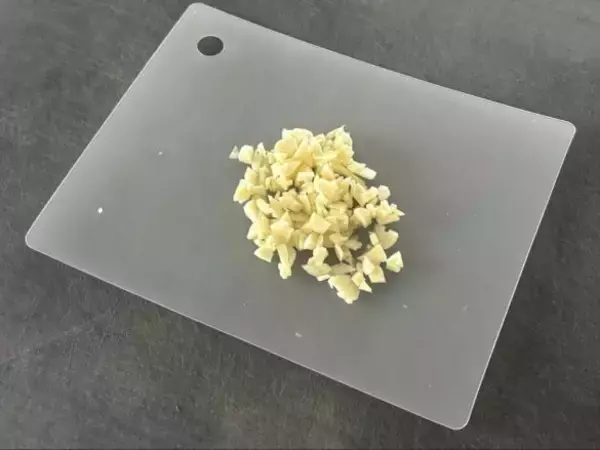 「1枚あたり約27円！ダイソー「使い分けまな板シート」が優秀すぎる。調理中のプチストレスを解決」の画像