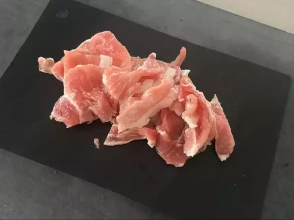 「1枚あたり約27円！ダイソー「使い分けまな板シート」が優秀すぎる。調理中のプチストレスを解決」の画像